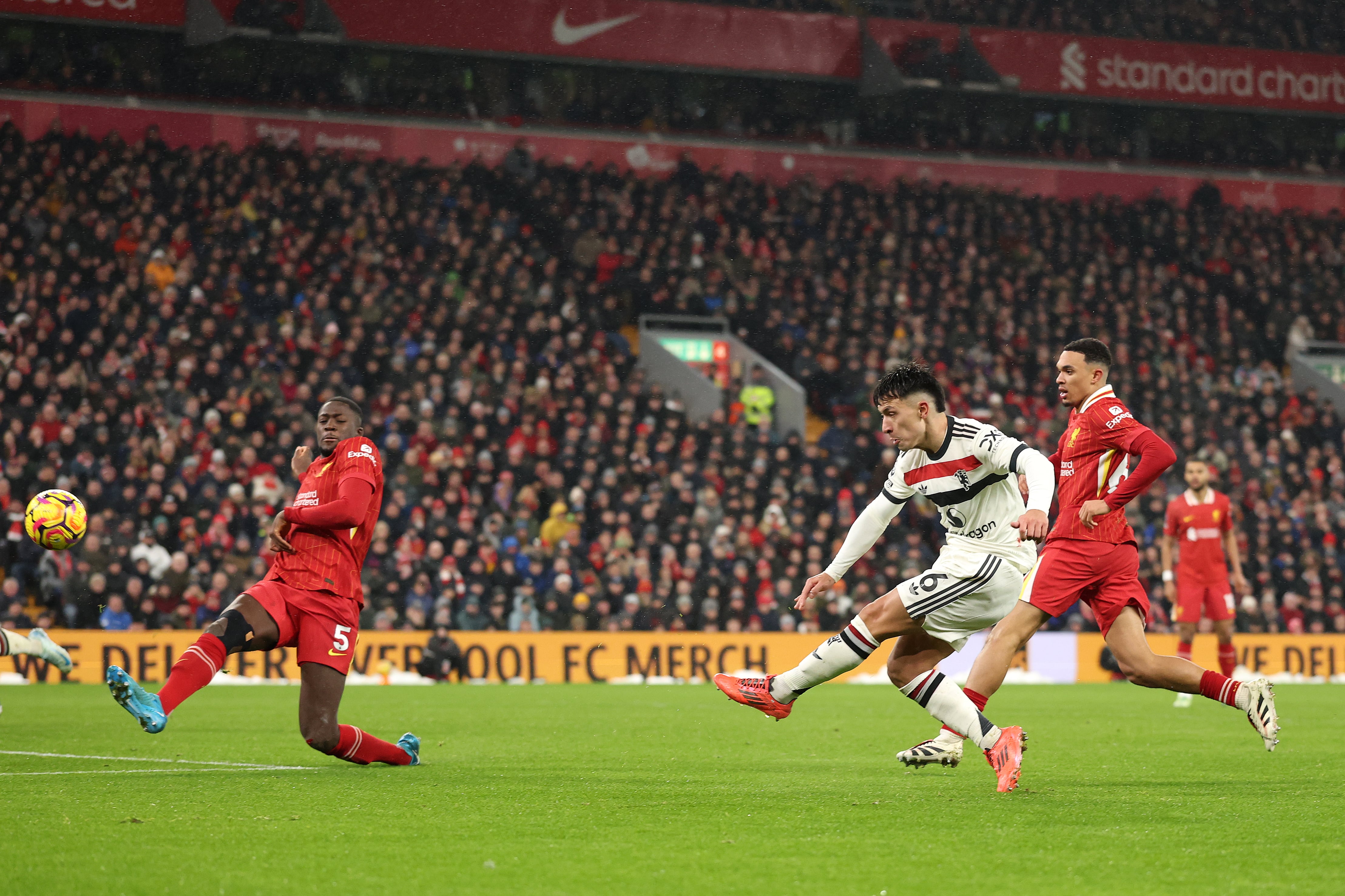 Lisandro Martinez del Manchester United marca el primer gol de su equipo durante el partido de la Premier League entre el Liverpool FC y el Manchester United FC en Anfield el 05 de enero de 2025 en Liverpool, Inglaterra.