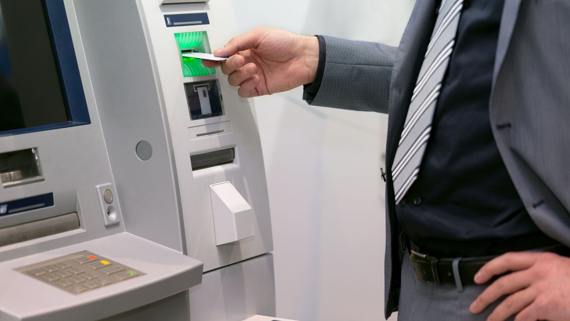 Los cajeros automáticos son blanco de ataque por parte de delincuentes que se las ingenian para estafar.