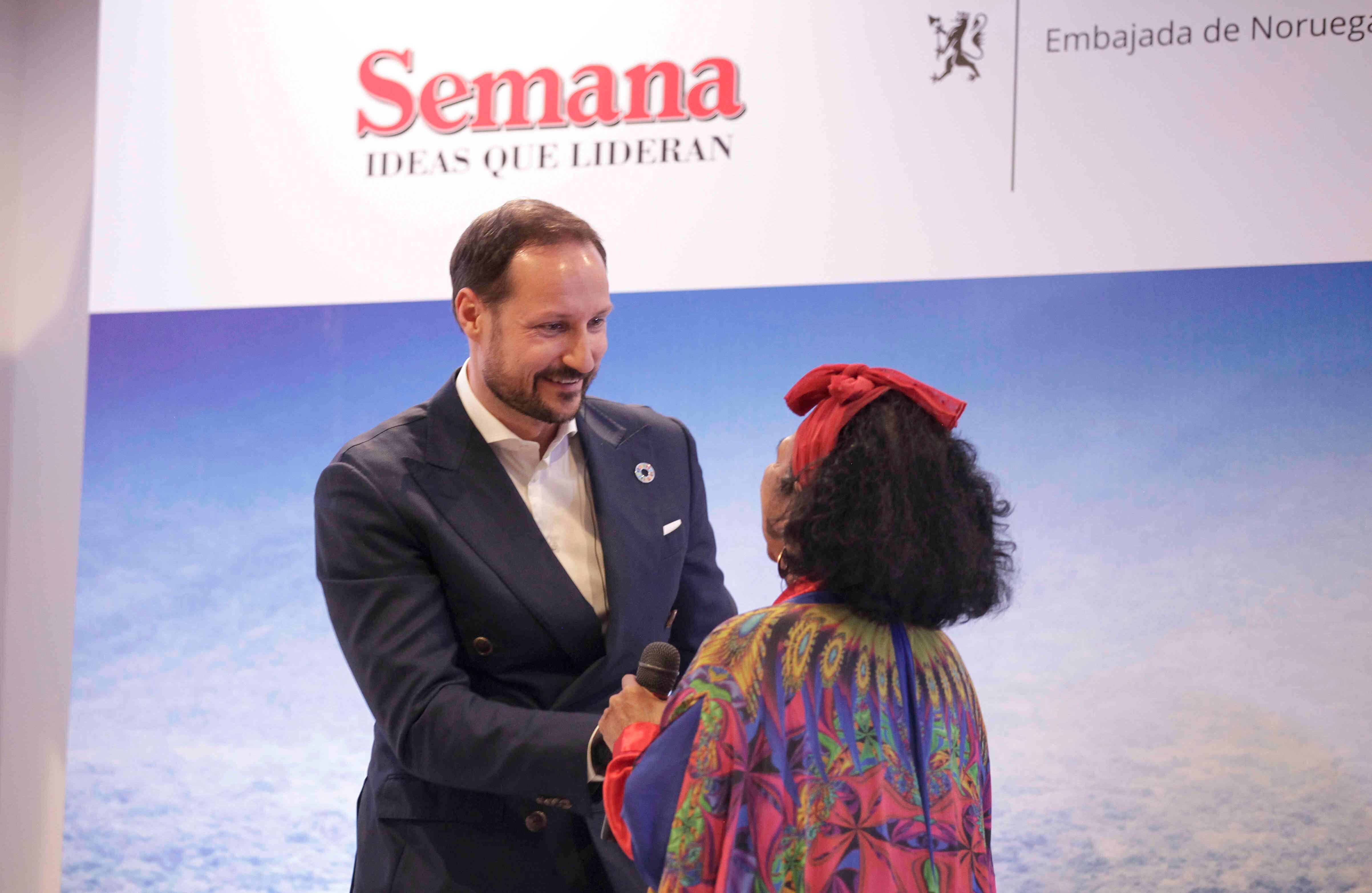 “Todos necesitamos resolver nuestras diferencias en paz y poner en marcha un crecimiento inclusivo que beneficie a los menos afortunados y que blinde al bosque”: Príncipe Haakon de Noruega. Foto: Diana Rey Melo.