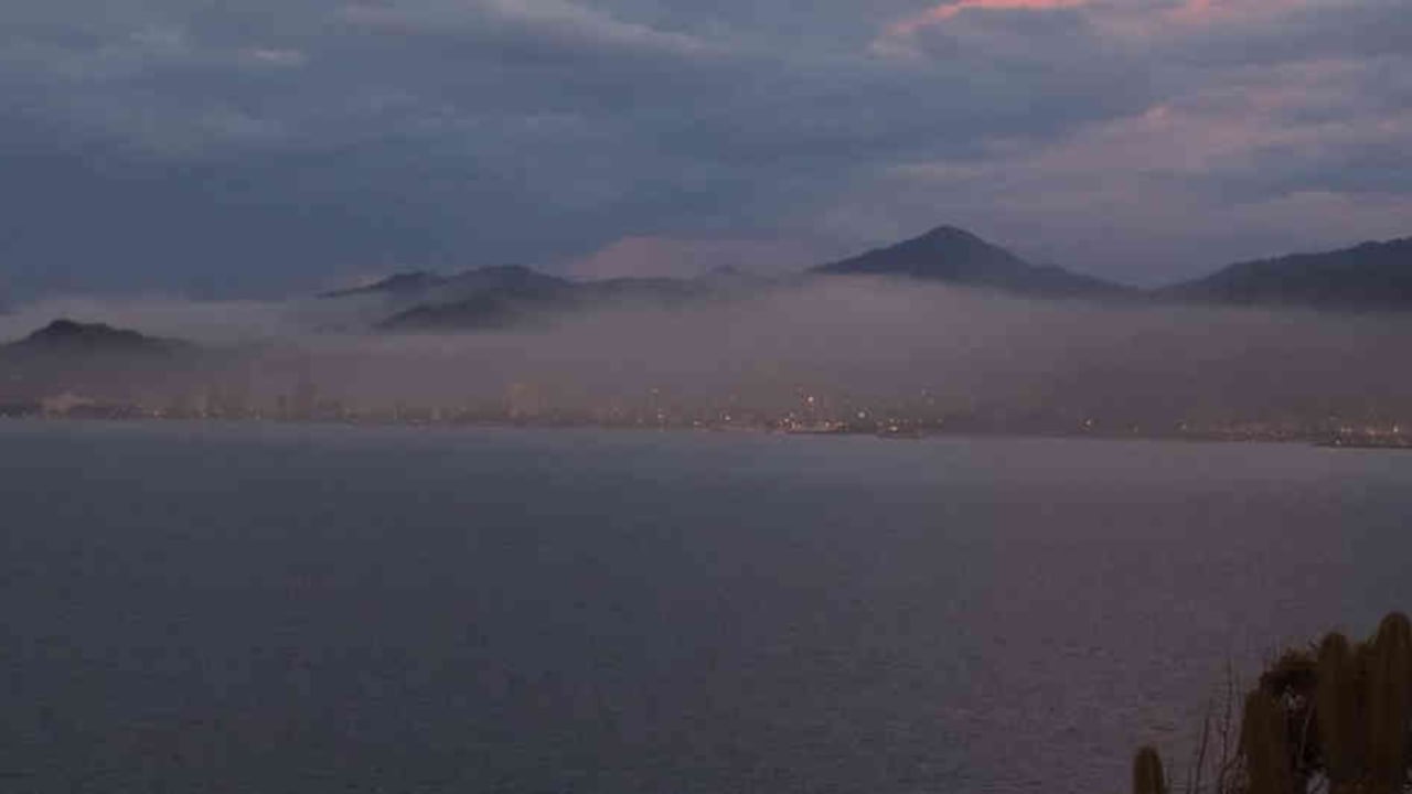 Desde la distancia es visible la nube de contaminación que envuelve completamente la ciudad de Guanta. Foto:G.D Olmo/BBC