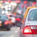 Carros en medio de un trancón