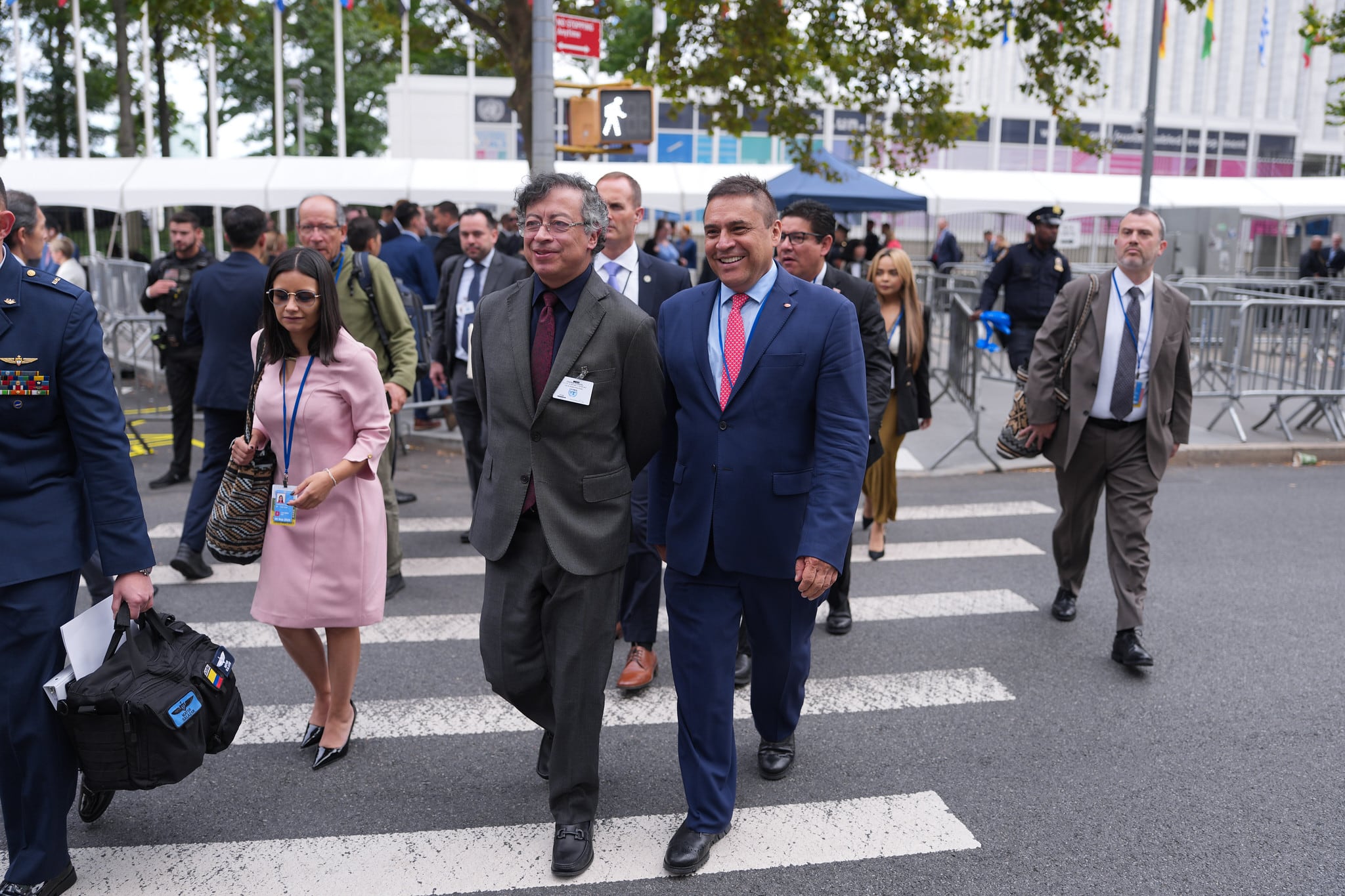 El presidente, Gustavo Petro, caminando por las calles de Nueva York (Estados Unidos), el 22 de septiembre de 2025. Lo acompañó Angie Rodríguez, directora del Departamento Administrativo de la Presidencia (Dapre), además de su esquema de seguridad