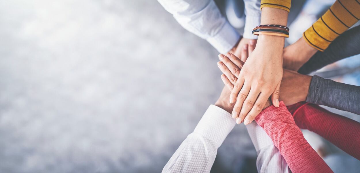 Ni las empresas ni los empresarios están en la obligación de hacer una contratación por régimen laboral, si a esto se refiere con contratación directa.