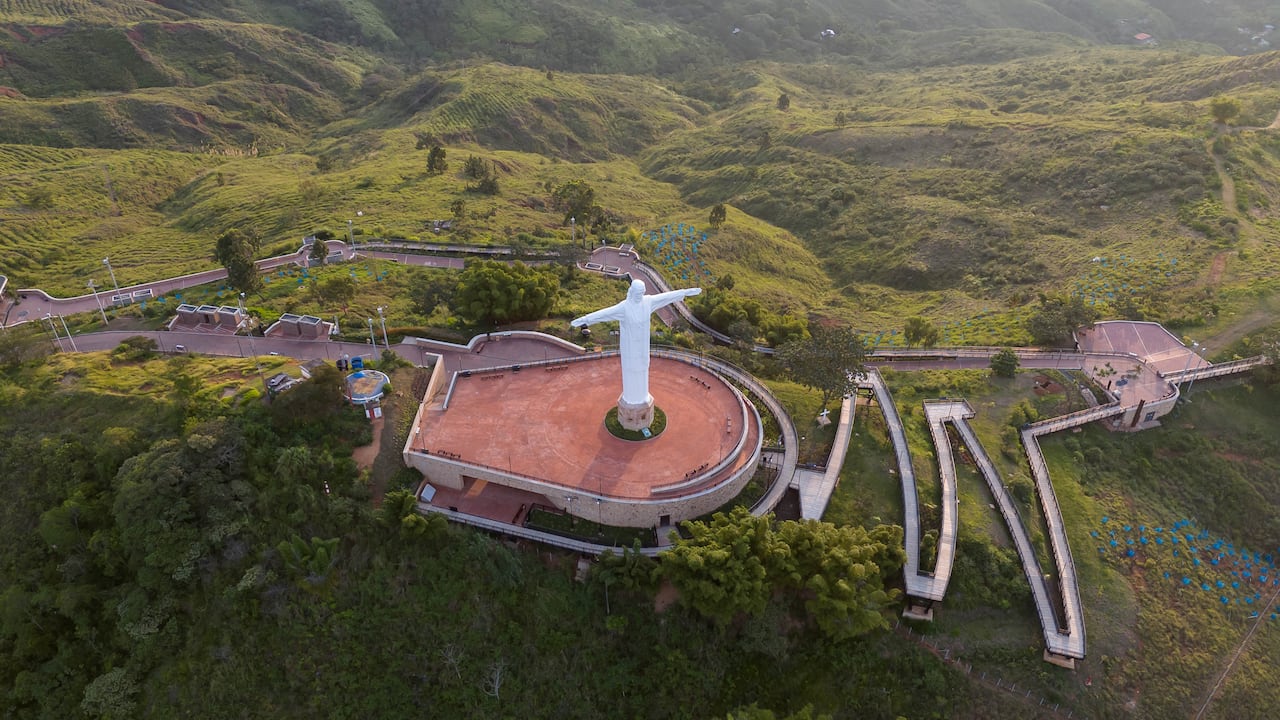 El Corredor Ambiental de Cristo Rey en Cali cuenta con más de 2 mil árboles, consolidándose como el nuevo pulmón verde de la ciudad.