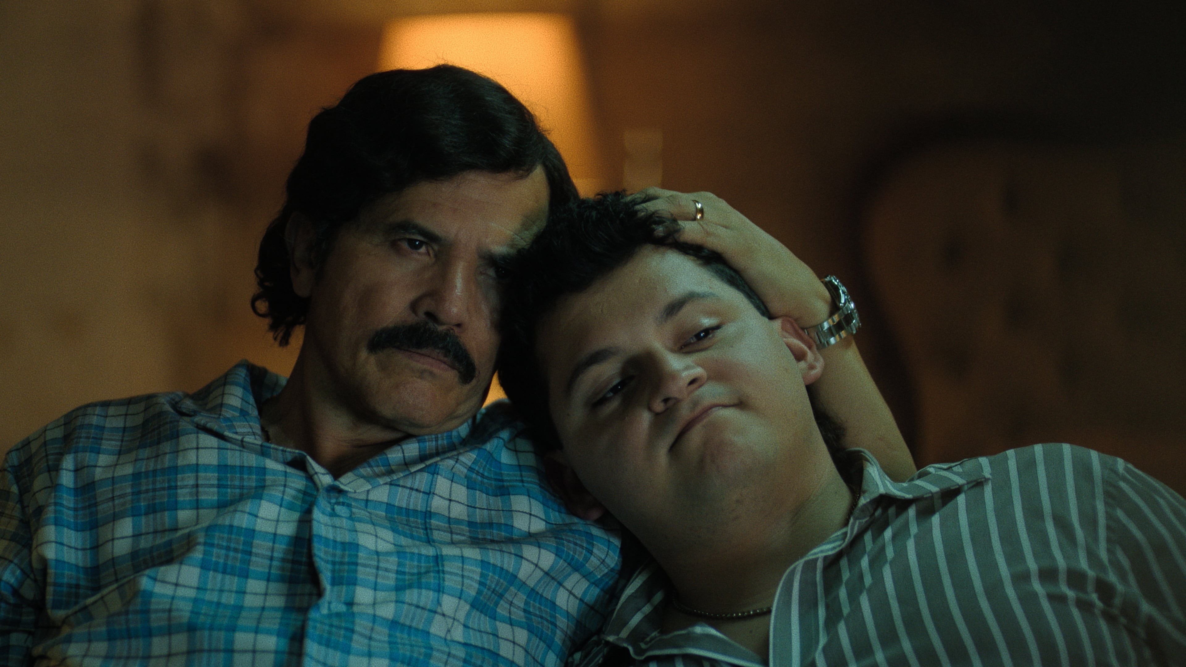 Dear Killer Nannies, Criado por Sicarios. Jhon Leguízamo es Pablo Escoba r y Miguel García es Juanpi niño.