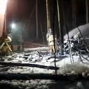 En esta imagen del video proporcionado por el Servicio de Prensa del Ministerio de Emergencias de Rusia, los rescatistas rusos trabajan al lado de un accidente de avión de carga An-12 cerca de Irkutsk, Rusia, el miércoles 3 de noviembre de 2021. (Russian Emergency Ministry Press Service via AP)