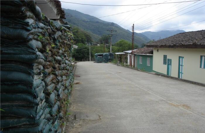 Las trincheras de la policía llegan hasta zonas donde hay viviendas  de civiles.