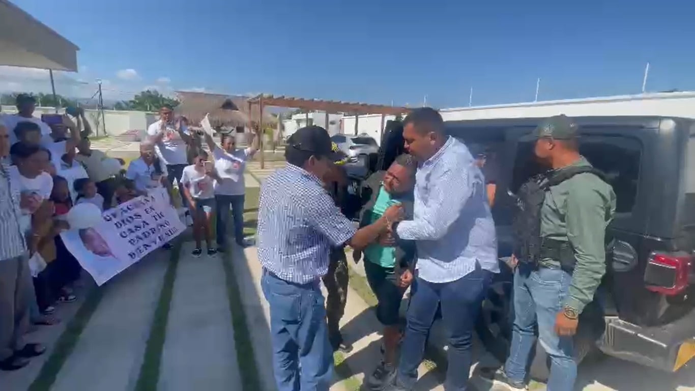 Llegada de Luis Manuel Díaz a su casa en Barrancas, en La Guajira.