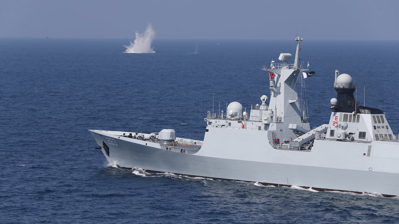 Pentágono despliega buque de guerra para patrullar frontera entre México y Estados Unidos
(Photo by Muhammed Semih Ugurlu/Anadolu via Getty Images)