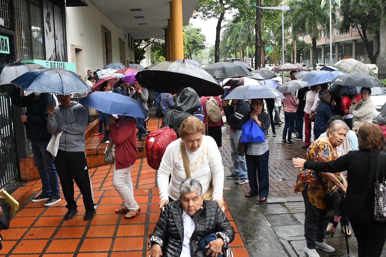 Cali: Se agudiza la crisis para reclamar medicamentos, largas filas con personas enfermas, discapacitadas y de la tercera edad desde horas de la madrugada bajo la lluvia de la ola invernal. Fotos José L Guzmán