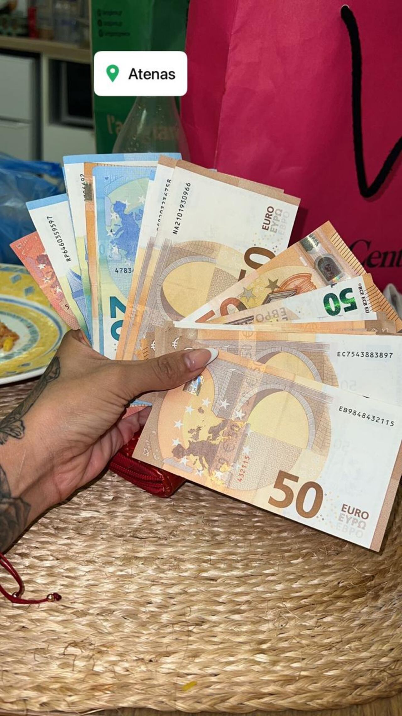 Con imágenes como esta, la red de trata de personas, según la Policía, captaba a otras víctimas para enviarlas a Europa.