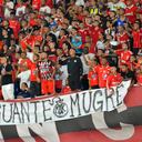 América de Cali derrotó 2 goles al Santa Fe. Sin embargo la hinchada pide que el técnico se vaya. Partido jugado en el estadio Pascual Guerrero de Cali