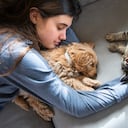 Mujer durmiendo con su perro y gato l Imagen de referencia