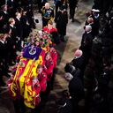 El rey Carlos III y la reina consorte siguen el ataúd durante el servicio de compromiso de la reina Isabel II en la capilla de San Jorge, en el castillo de Windsor, Windsor, Inglaterra, el lunes 19 de septiembre de 2022.