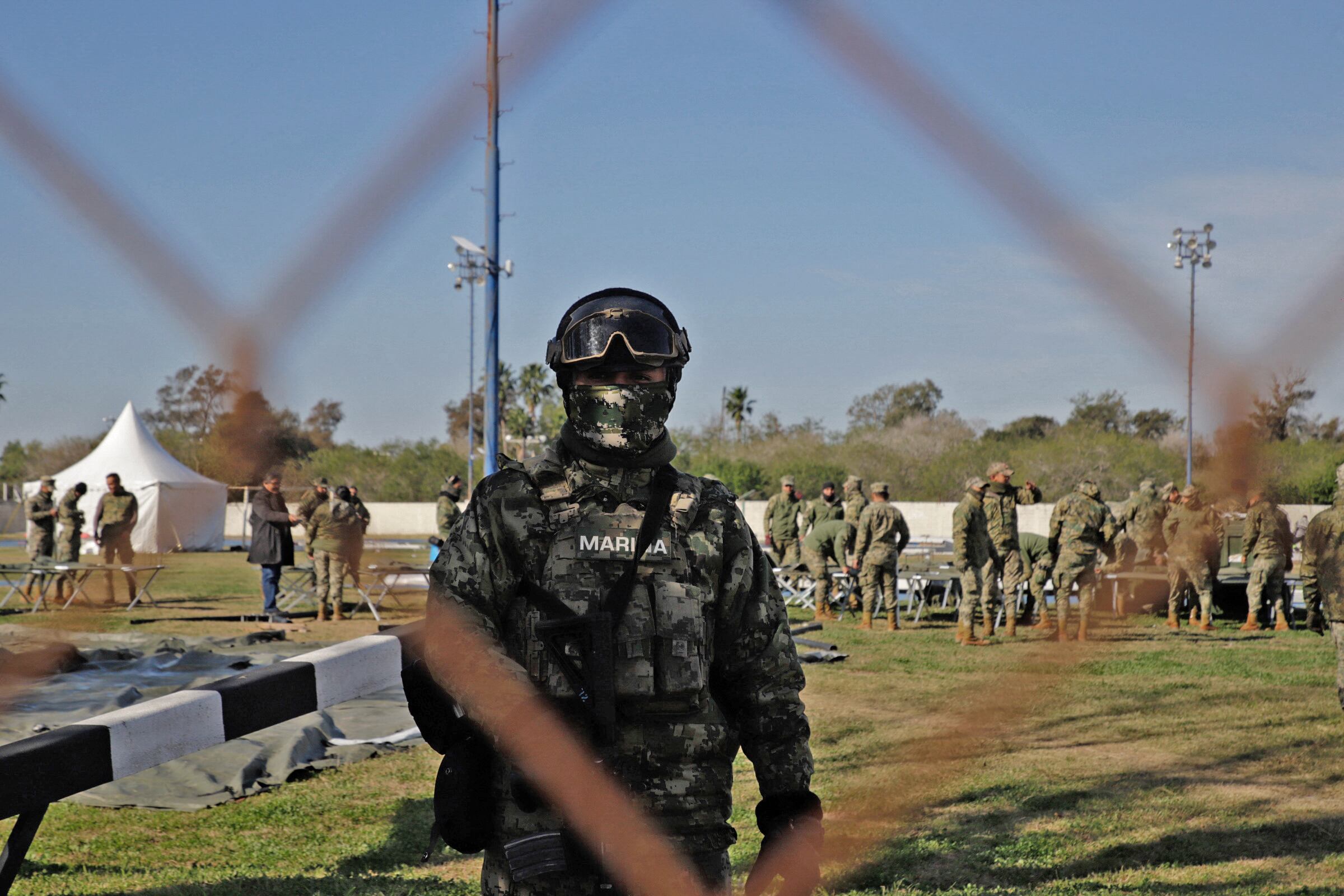 Un miembro de la Armada de México hace guardia mientras comienzan a construir un refugio temporal en la frontera en Matamoros, estado de Tamaulipas, México, el 22 de enero de 2025.