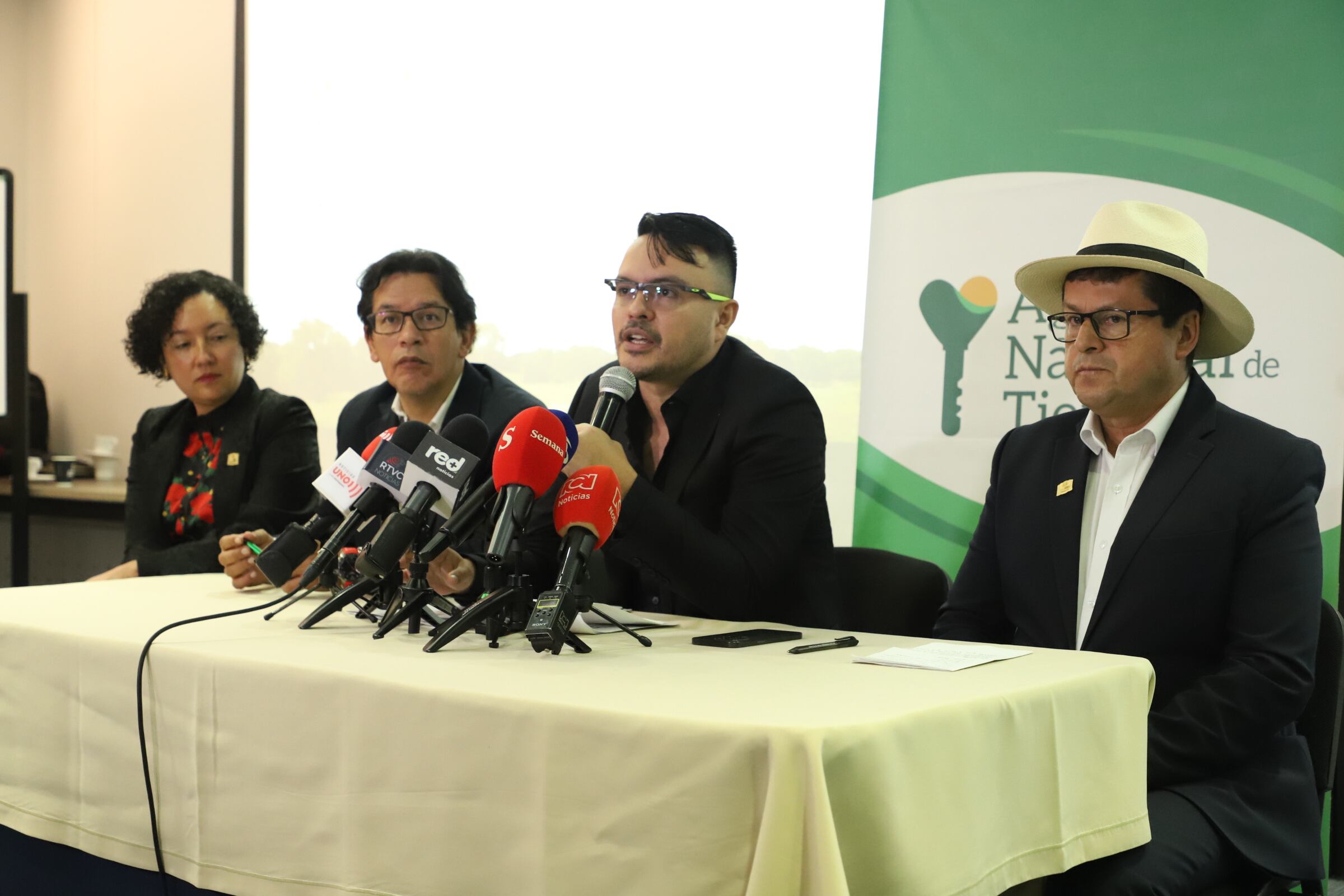 Rueda de prensa "El Cartel de la Tierra"