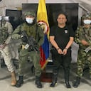 En esta foto uno de los narcotraficantes más buscados del país, Dairo Antonio Úsuga, alias "Otoniel", es presentado ante los medios en una base militar en Necoclí, Colombia, 23 de octubre de 2021.