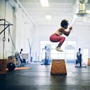 Saltar al cajón es uno de los ejercicios con los que es posible tonificar los glúteos.