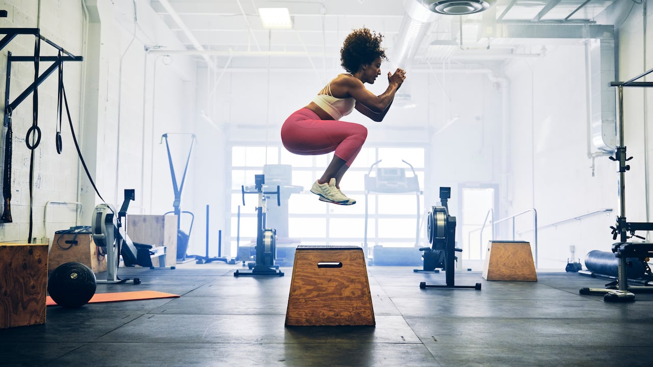 Saltar al cajón es uno de los ejercicios con los que es posible tonificar los glúteos.