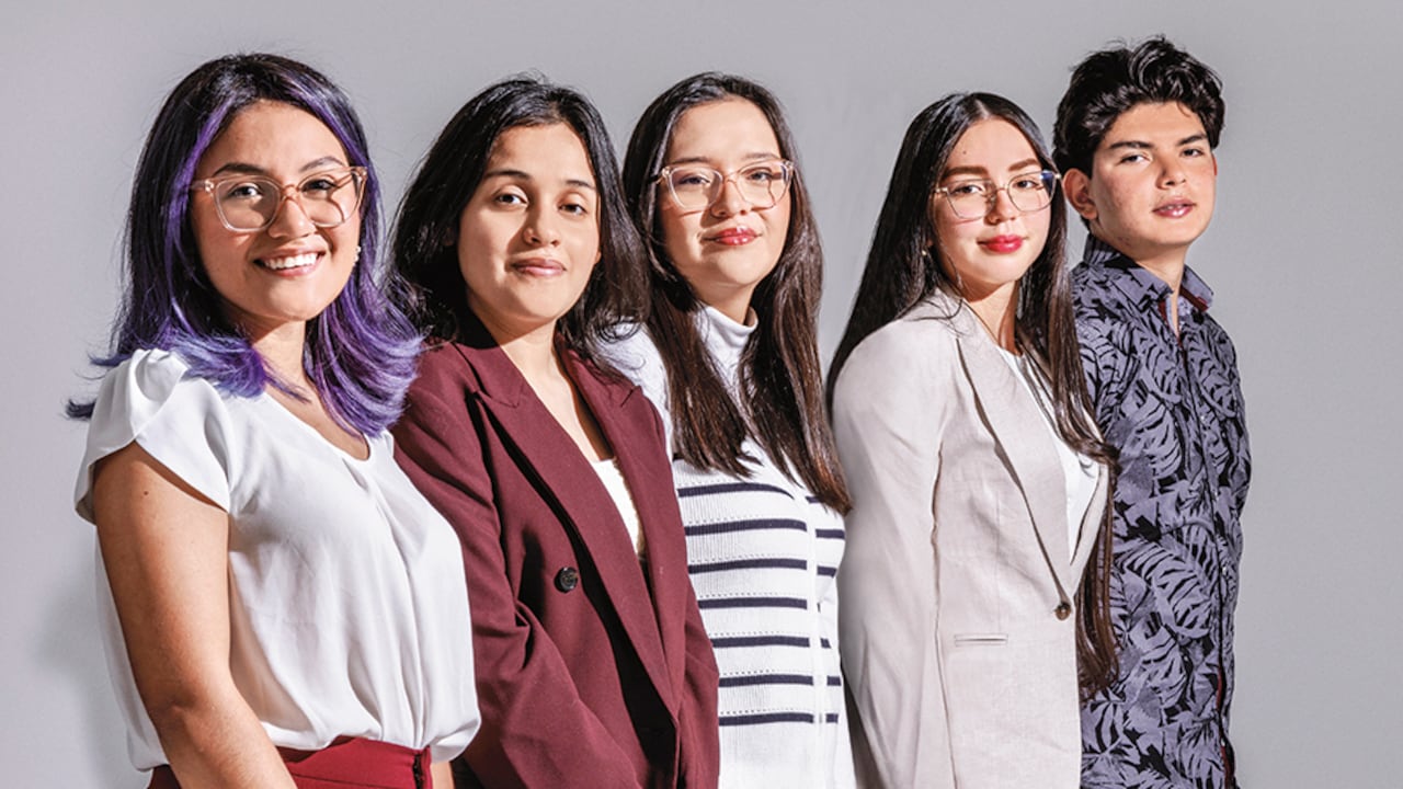 De izquierda a derecha:Manuela Peña González, egresada del Colegio Divino Niño; Laura Sofía Barrientos, del Colegio Monte Hebrón; Mariana Bucheli, del Colegio Diana Oese; Isabella Mendivil, del Colegio Boston Internacional, y Alejandro Camelo, del Liceo Campo David.