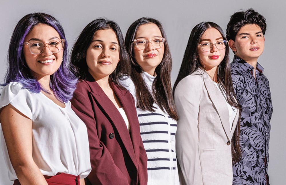 De izquierda a derecha:Manuela Peña González, egresada del Colegio Divino Niño; Laura Sofía Barrientos, del Colegio Monte Hebrón; Mariana Bucheli, del Colegio Diana Oese; Isabella Mendivil, del Colegio Boston Internacional, y Alejandro Camelo, del Liceo Campo David.