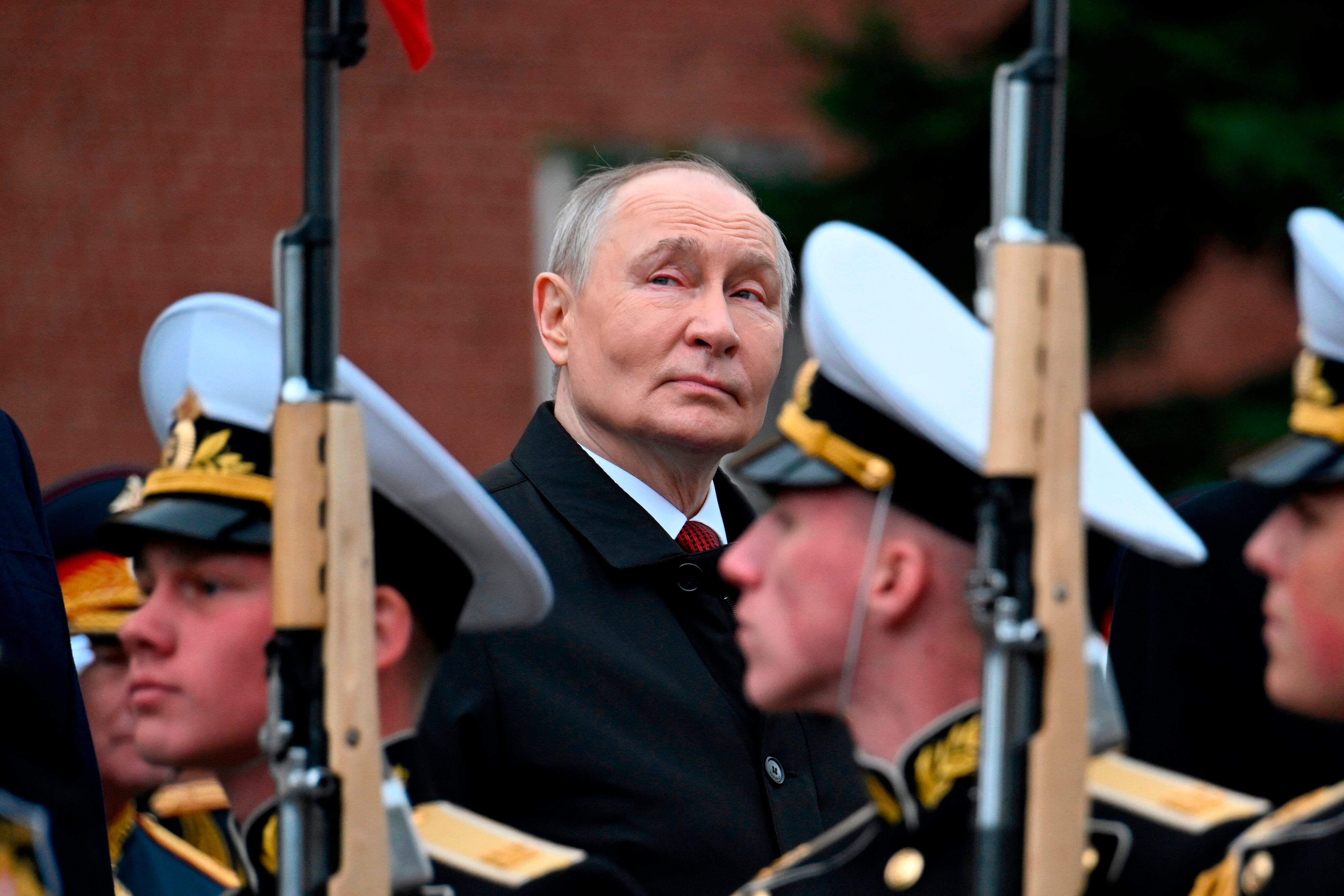 El presidente de Rusia, Vladímir Putin, asiste a un acto en la Tumba del Soldado Desconocido, junto a los muros del Kremlin, en Moscú.