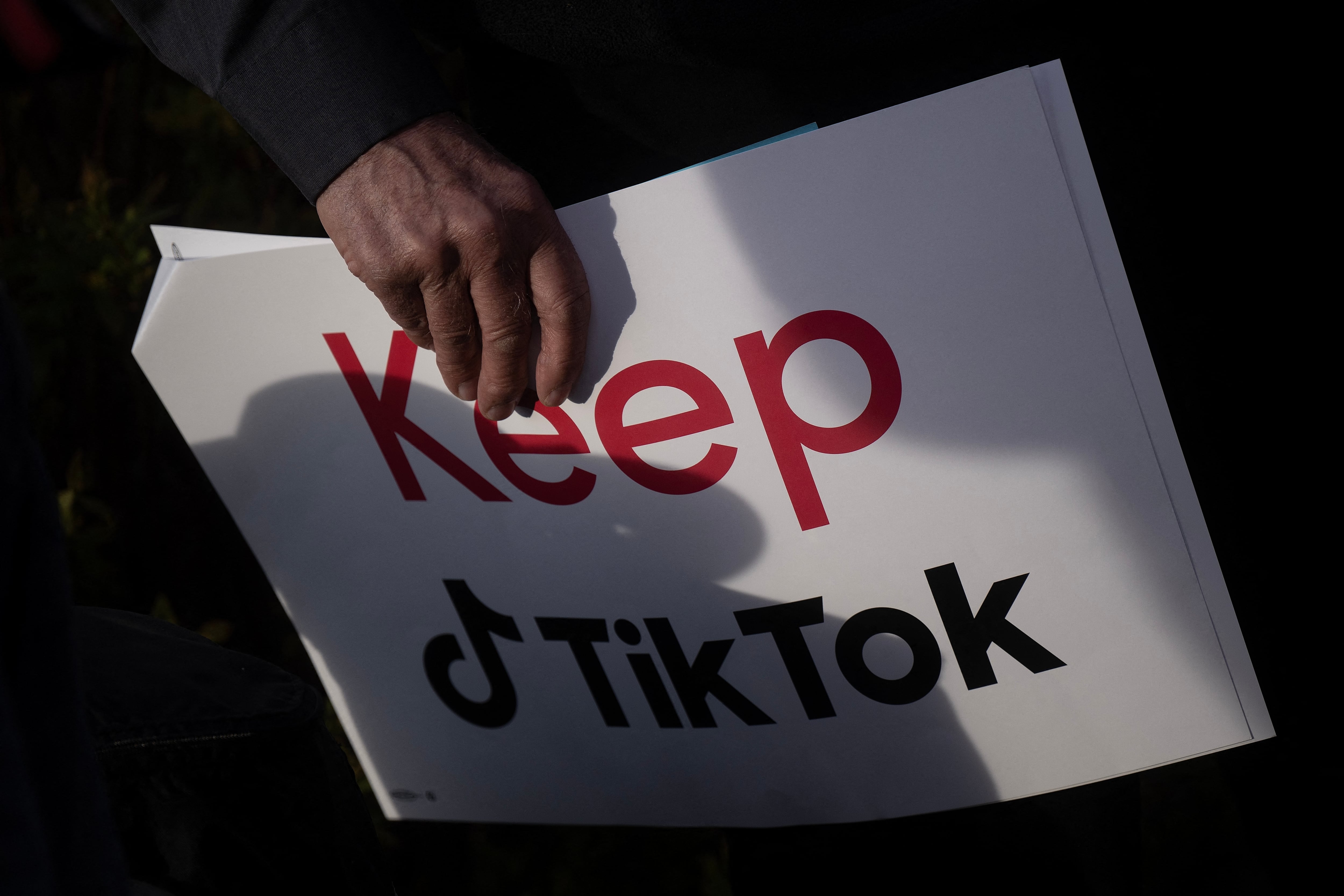 Una persona sostiene un cartel durante una conferencia de prensa sobre su oposición a la prohibición de TikTok en Capitol Hill en Washington, DC el 22 de marzo de 2023. TikTok enfrenta una prohibición en Estados Unidos después de que un tribunal de apelaciones rechazó su impugnación el 6 de diciembre de 2024.