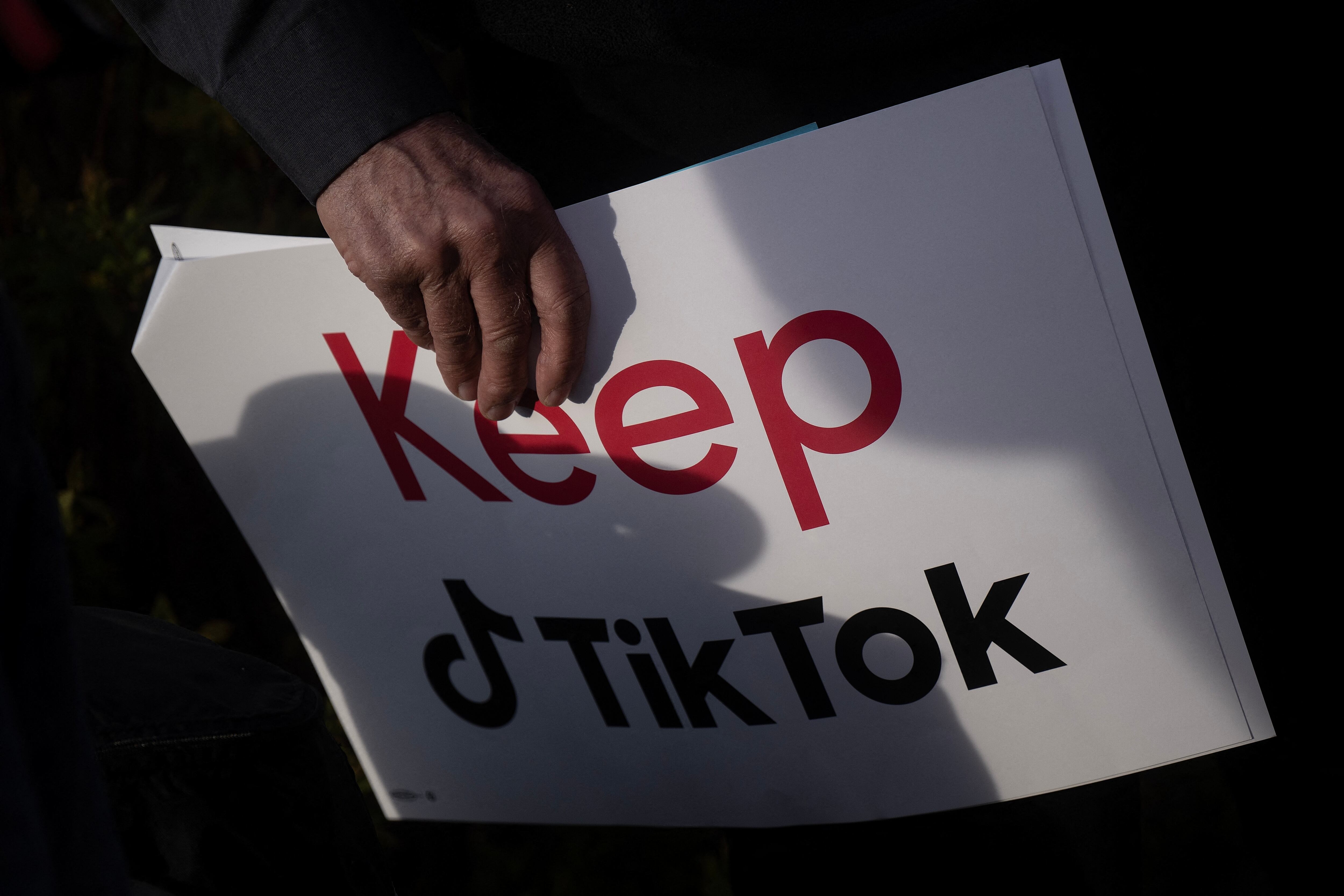 Una persona sostiene un cartel durante una conferencia de prensa sobre su oposición a la prohibición de TikTok en Capitol Hill en Washington, DC el 22 de marzo de 2023. TikTok enfrenta una prohibición en Estados Unidos después de que un tribunal de apelaciones rechazó su impugnación el 6 de diciembre de 2024.