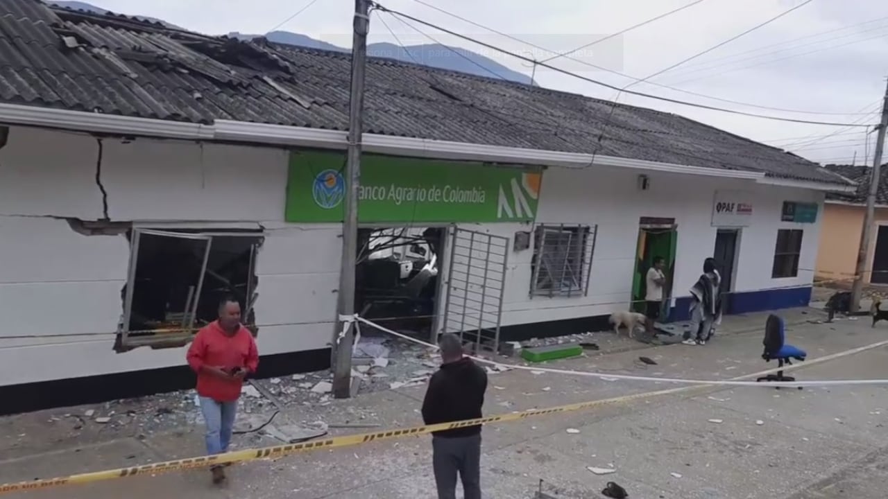 Hombres armados saquearon el banco y destruyeron el lugar