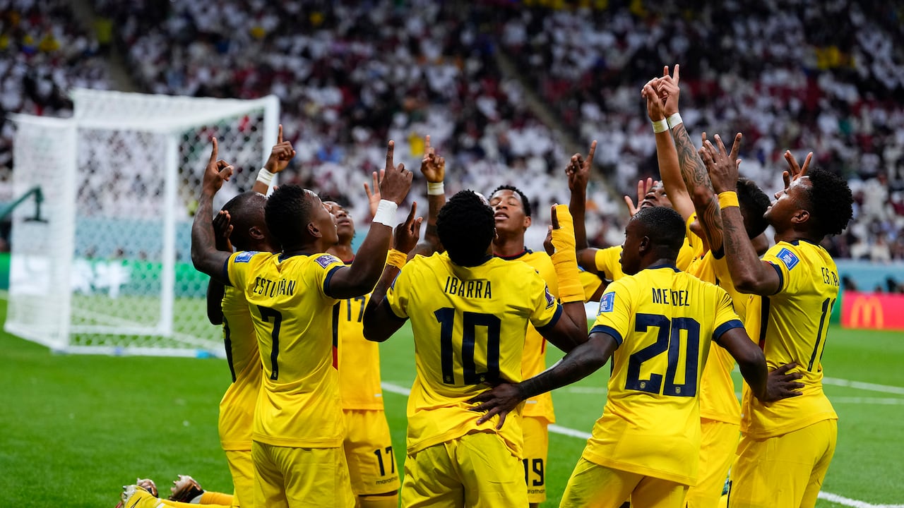 Los jugadores de Ecuador celebran después de que el ecuatoriano Enner Valencia anotó el primer gol de su equipo contra Qatar durante un partido de fútbol del grupo A de la Copa Mundial en el estadio Al Bayt en Al Khor, Qatar, el domingo 20 de noviembre de 2022.