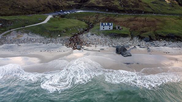 El Gobierno señaló que el programa que comenzará a ejecutarse a partir del sábado primero de julio, está dirigido a personas originarias de ese país, así como a extranjeros que cumplan con los requisitos establecidos. (Photo by Niall Carson/PA Images via Getty Images)