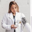 Para Paula Huertas, estudiante de Medicina, las clases prácticas desde casa han sido un desafío. Aprendió a tomar la presión arterial y oximetría solo con una guía.