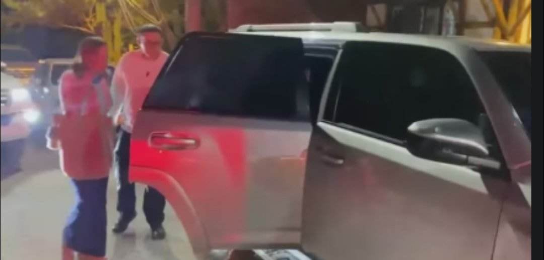 La ministra saliendo de la reunión con los políticos.