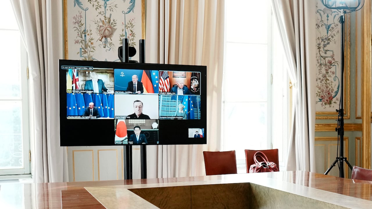 Vista general de la pantalla de video de los líderes del G7 durante una videoconferencia sobre Ucrania el 8 de mayo de 2022, el día 74 de la invasión rusa de Ucrania.