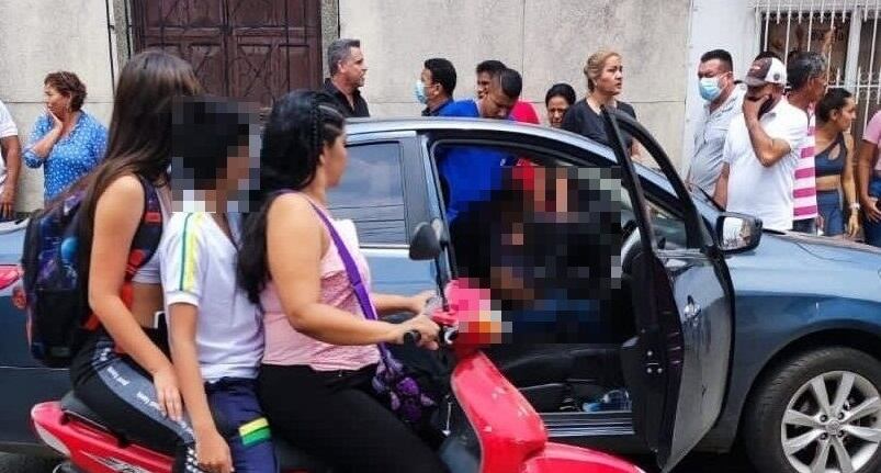 Los funcionarios iban a bordo de un automóvil Nissan.