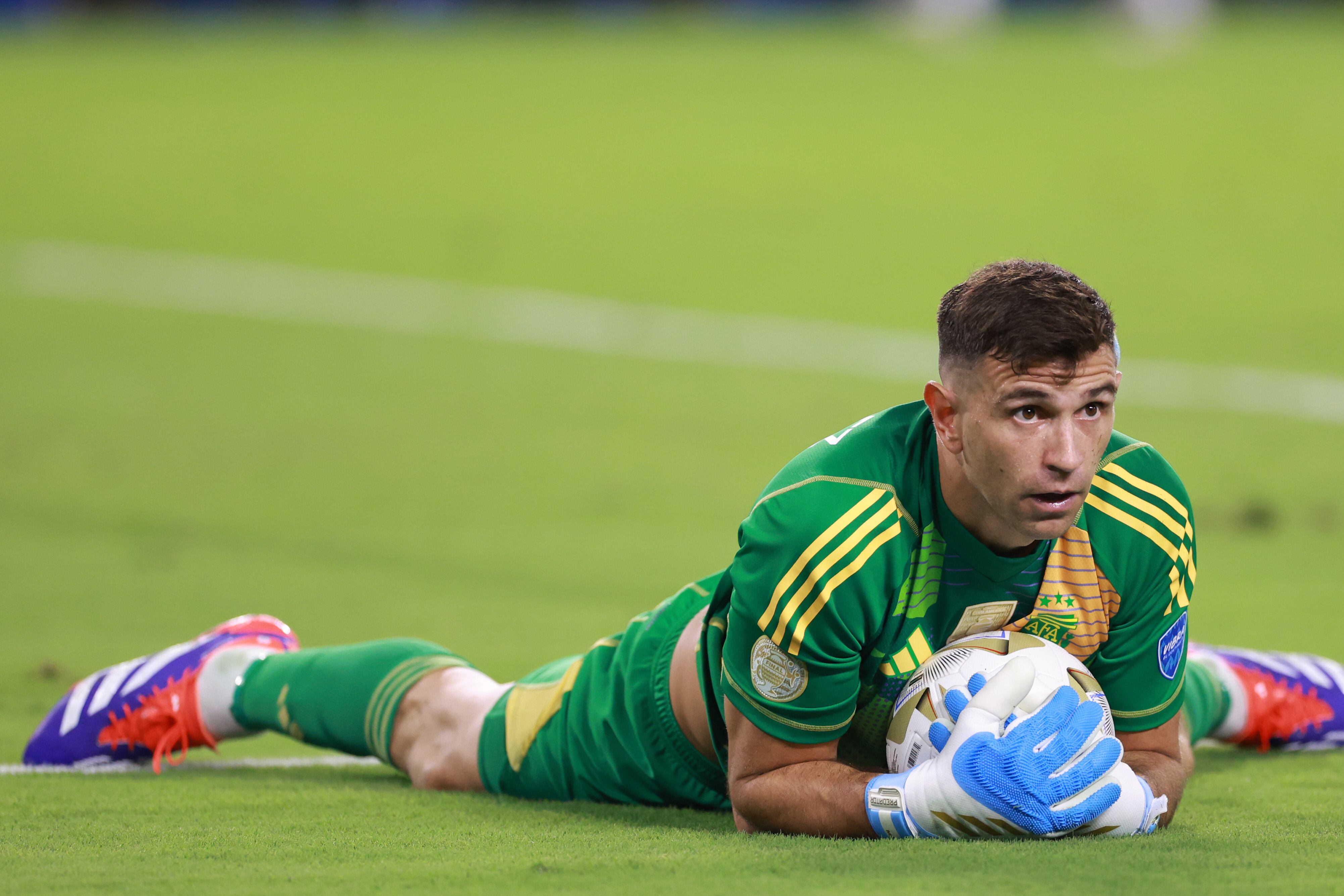 MIAMI GARDENS, FLORIDA - JULY 14: Emiliano Martinez of Argentina  holds the ball during the CONMEBOL Copa America 2024 Final match between Argentina and Colombia at Hard Rock Stadium on July 14, 2024 in Miami Gardens, Florida. (Photo by Carmen Mandato/Getty Images)