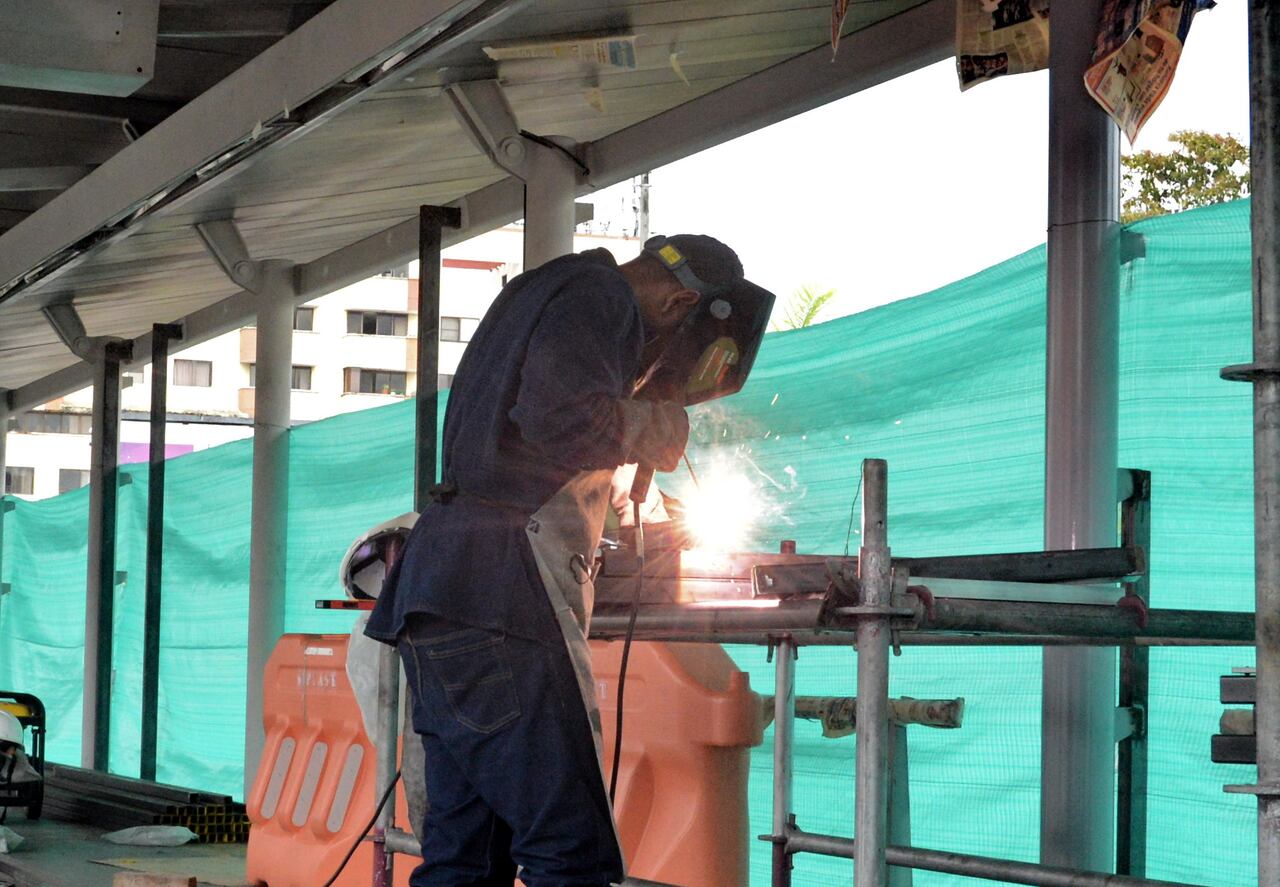 Cali: Trabajos de recuperación de 12 estaciones del Mio en la ciudad. Foto José L Guzmán. El País
