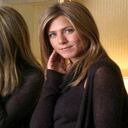 Jennifer Aniston gasta mensualmente poco más de US$8.000 en tratamientos de belleza, de los cuales US$2.000 son sólo en cremas y lociones. En su cuello utiliza la crema Euoko, presuntamente hecha de cristales del planeta Marte y que le estaría costando US$450 por pomo.