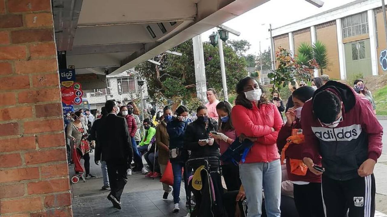 El Surtimax del barrio Roma permaneció lleno todo el día. Hubo personas que no alcanzaron a entrar con la ficha que les dieron y deberán regresar mañana.