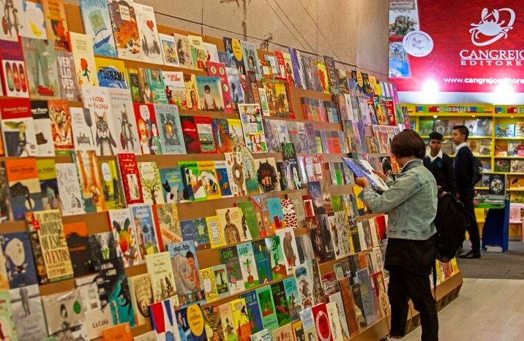 Los cuentos infantiles son de los favoritos de los visitantes. FOTO: Johann Correcha / Semana