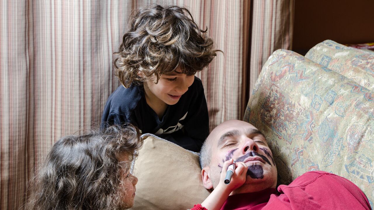 Pintar la cara, echarle sal al tinto o agitar una botella de gaseosa antes de abrirla son algunas de las bromas más populares