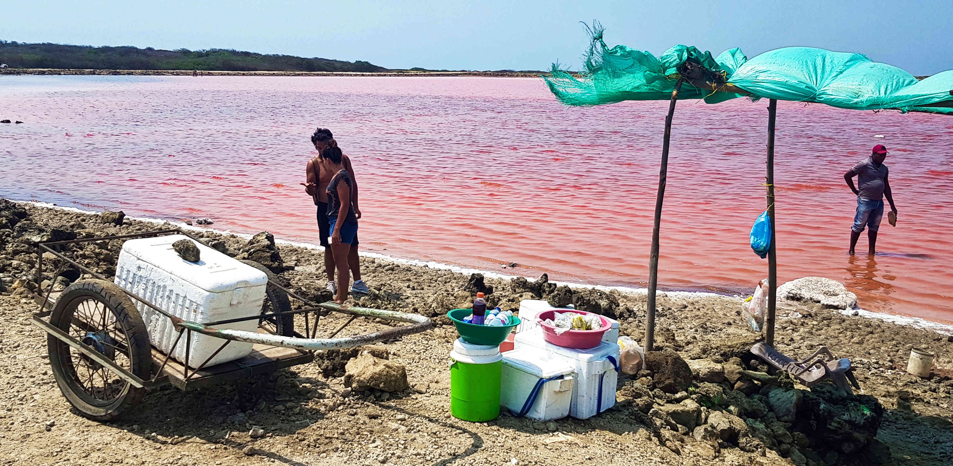 Los habitantes han encontrado una fuente de ingresos con ventas ambulantes. Lo que es de lamentar es que algunos los visitantes generan gran cantidad de basuras, que cada día tratan de ser recogidas.
