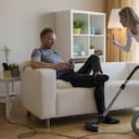 Pareja joven discutiendo sobre problemas de limpieza. Desigualdad en el hogar en cuestiones de limpieza.