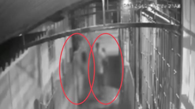 En los primeros segundos del video se les ve caminar juntos, antes de que la golpeará.