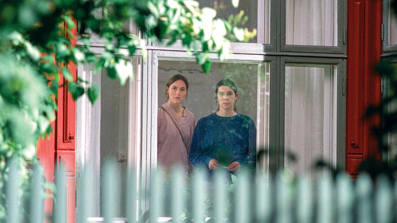  Una casa familiar es en esta película un personaje en sí. Trier asegura que, como gran testigo del siglo XX, ese espacio sirvió para darle una dimensión más amplia a su película.