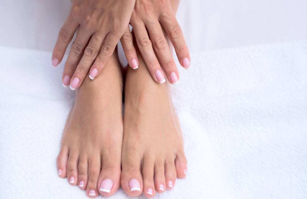 Expertos destacan que las uñas sanas son de color rosado, uniforme, sin depresiones y lisas. Foto: Getty images.