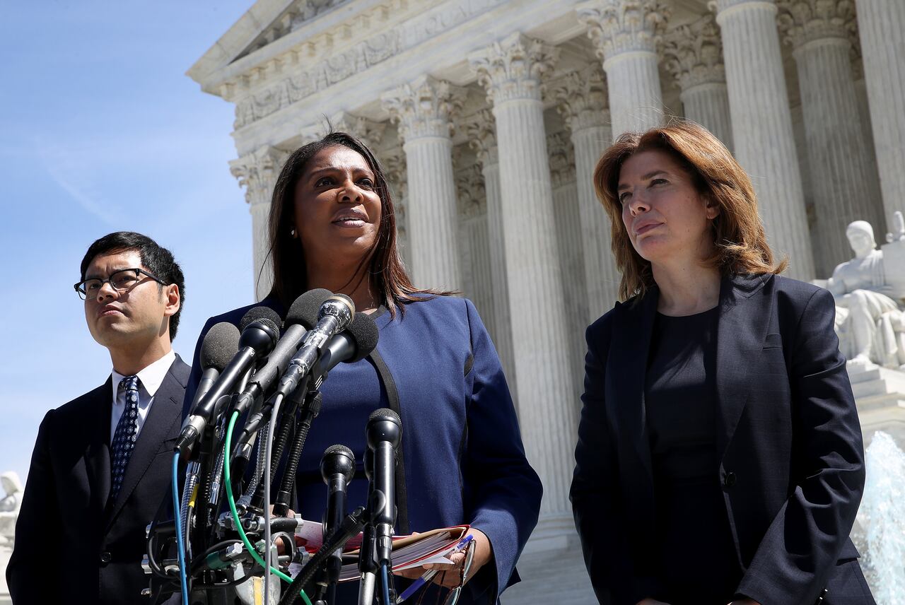 La Fiscal General de Nueva York, Letitia James (C), la Directora del Censo de Nueva York, Julie Menin (D), y el Director del Proyecto de Votación de la ACLU, Dale Ho