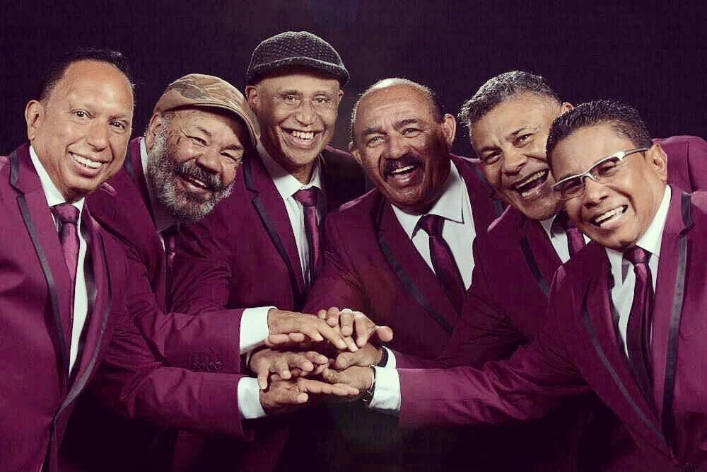LA DIMENSIÓN LATINA / (VENEZUELA): Sus músicos son conocidos como Los generales de la salsa y la orquesta como La institución de la salsa. Con 37 discos, La Dimensión Latina se ha consagrado como una de las agrupaciones salseras de mayor renombre en la música caribeña y el espectáculo, por ello, el 12 de junio de 2012 la Alcaldía Libertador de Caracas, capital de Venezuela, la declaró Patrimonio Cultural. Su primer disco fue una grabación compartida con el Clan de Víctor en 1972, ya que Víctor Mendoza, productor musical del sello, debía rendir un disco más con su agrupación y quiso darle la oportunidad a este naciente grupo venezolana. De ahí se desprende el primer éxito del sexteto, Pensando en ti, interpretado por el sonero Oscar D'León.