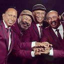 LA DIMENSIÓN LATINA / (VENEZUELA): Sus músicos son conocidos como Los generales de la salsa y la orquesta como La institución de la salsa. Con 37 discos, La Dimensión Latina se ha consagrado como una de las agrupaciones salseras de mayor renombre en la música caribeña y el espectáculo, por ello, el 12 de junio de 2012 la Alcaldía Libertador de Caracas, capital de Venezuela, la declaró Patrimonio Cultural. Su primer disco fue una grabación compartida con el Clan de Víctor en 1972, ya que Víctor Mendoza, productor musical del sello, debía rendir un disco más con su agrupación y quiso darle la oportunidad a este naciente grupo venezolana. De ahí se desprende el primer éxito del sexteto, Pensando en ti, interpretado por el sonero Oscar D'León.