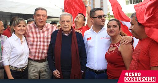 Bernardo Guerra Serna, en el centro, acompañado de su hijo Bernardo Alejandro Guerra.